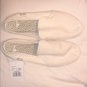 s a n u k  s l i p o n s